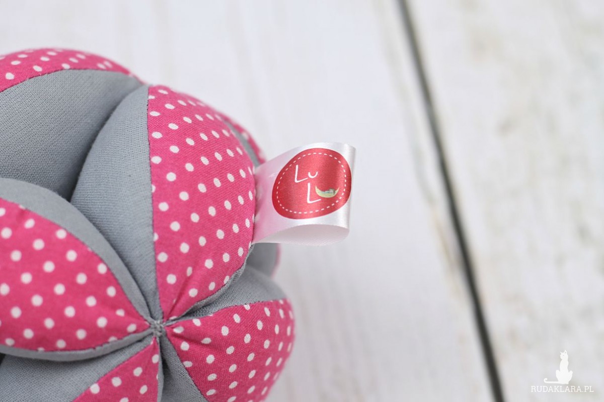Piłeczka puzzlowa Takane Montessori – białe kropeczki na różowym + szary